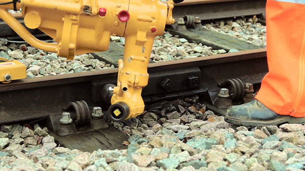 Fastening-and-maintenance-of-railway-bolts