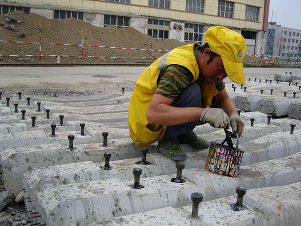 Painting the anti-corrosion paint in the root of the railway bolts