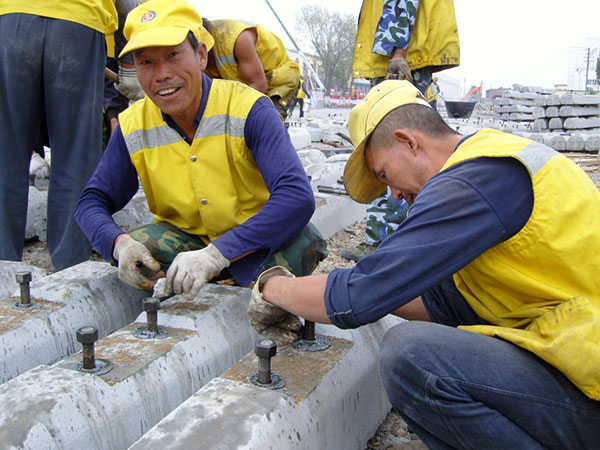 The screw spike should be perpendicular to the surface of the rail ditch