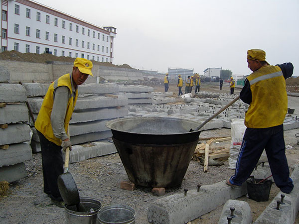 Then put the mixture into the bucket