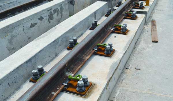 rail-fastening-system-and-foundation